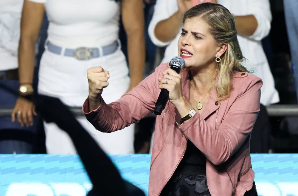 Laura Fernández lidera apuração na Costa Rica e se aproxima de vitória no 1º turno