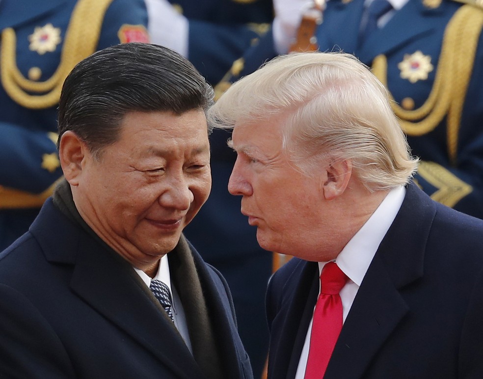Xi Jinping, o presidente chinês, recebe Donald Trump, mandatário americano, em Pequim — Foto: Andy Wong / Associated Press