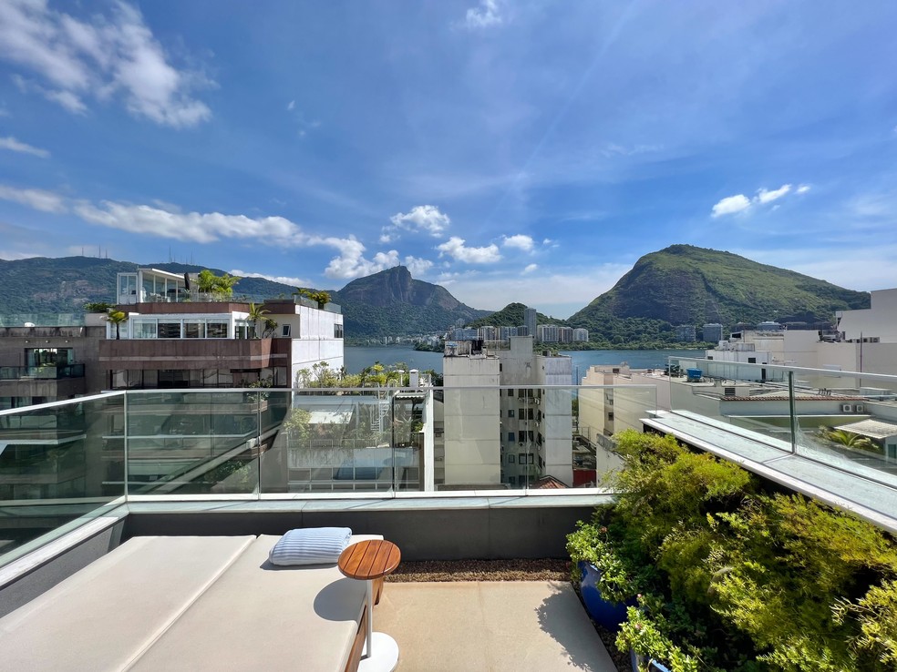 Varanda aberta de cobertura triplex tem vista privilegiada para o espelho d’água da Lagoa Rodrigo de Freitas e o bairro de Ipanema — Foto: WHERE IN RIO/DIVULGAÇÃO