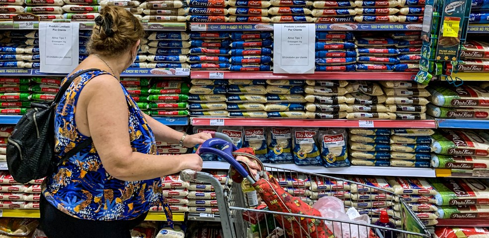 A quantidade de marcas regionais, mais baratas, mais que dobrou nas gôndolas dos supermercados nos últimos meses: no arroz, foi de quatro para até nove, em média — Foto: Brenno Carvalho/Agência O Globo