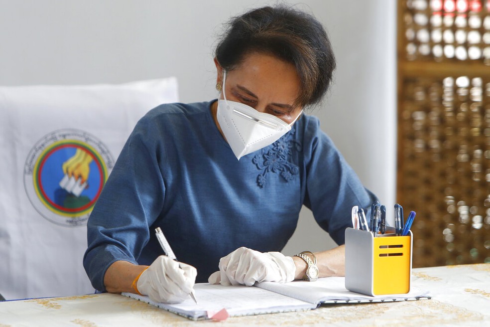 In this October 29, 2020 file photo, Myanmar leader Aung San Suu Kyi registers to vote in advance for the upcoming general election at the Union Election Commission office in Naypyitaw, Myanmar — Photo: Aung Shine Oo/AP Photo