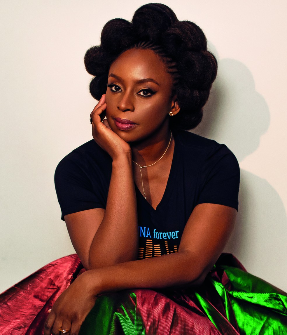 Novo romance de Chimamanda Ngozi Adichie trata da importância de  compartilhar histórias | Eu & | Valor Econômico