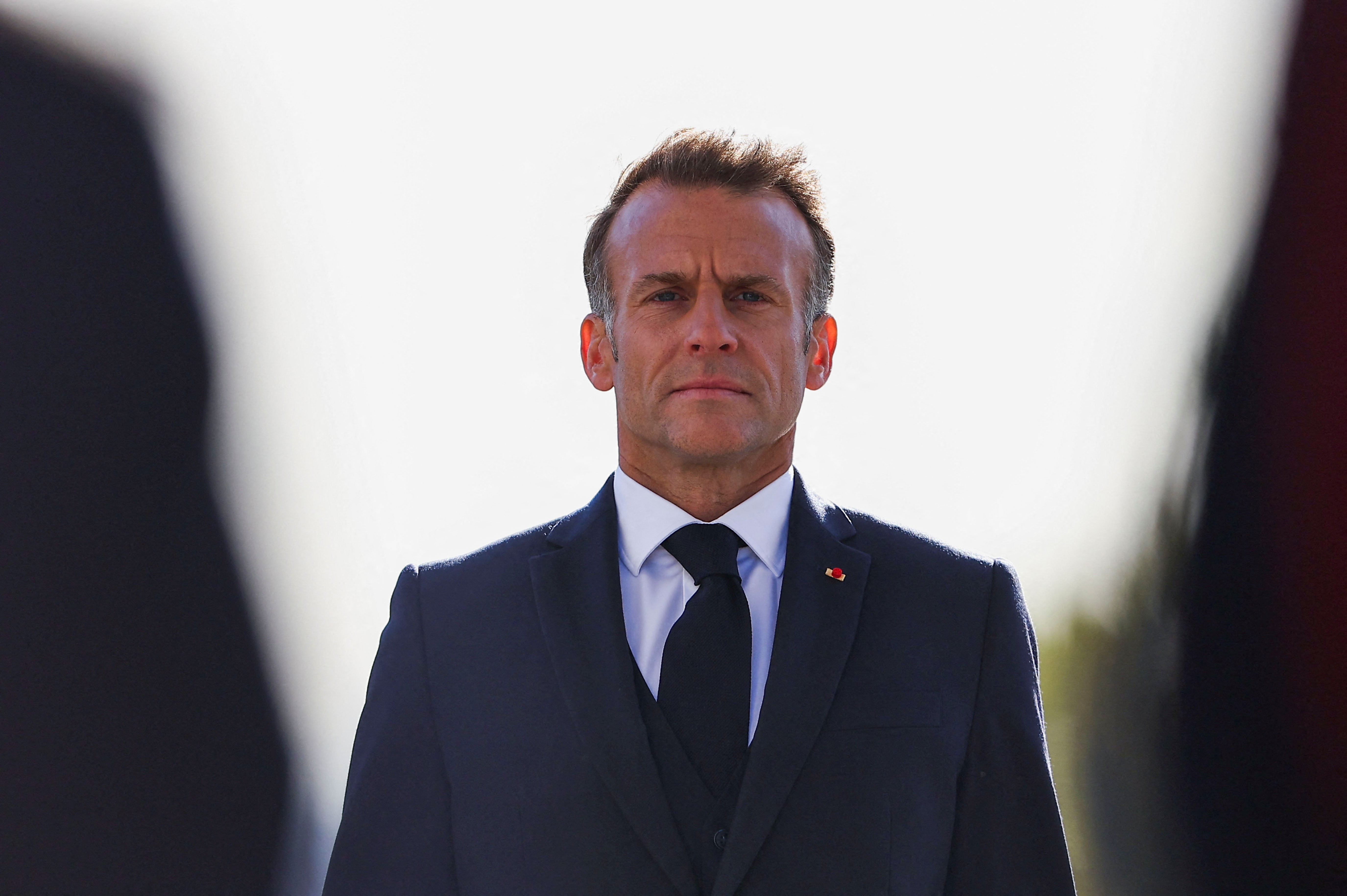 Macron condena cenas ‘chocantes’ de violência por toda a França