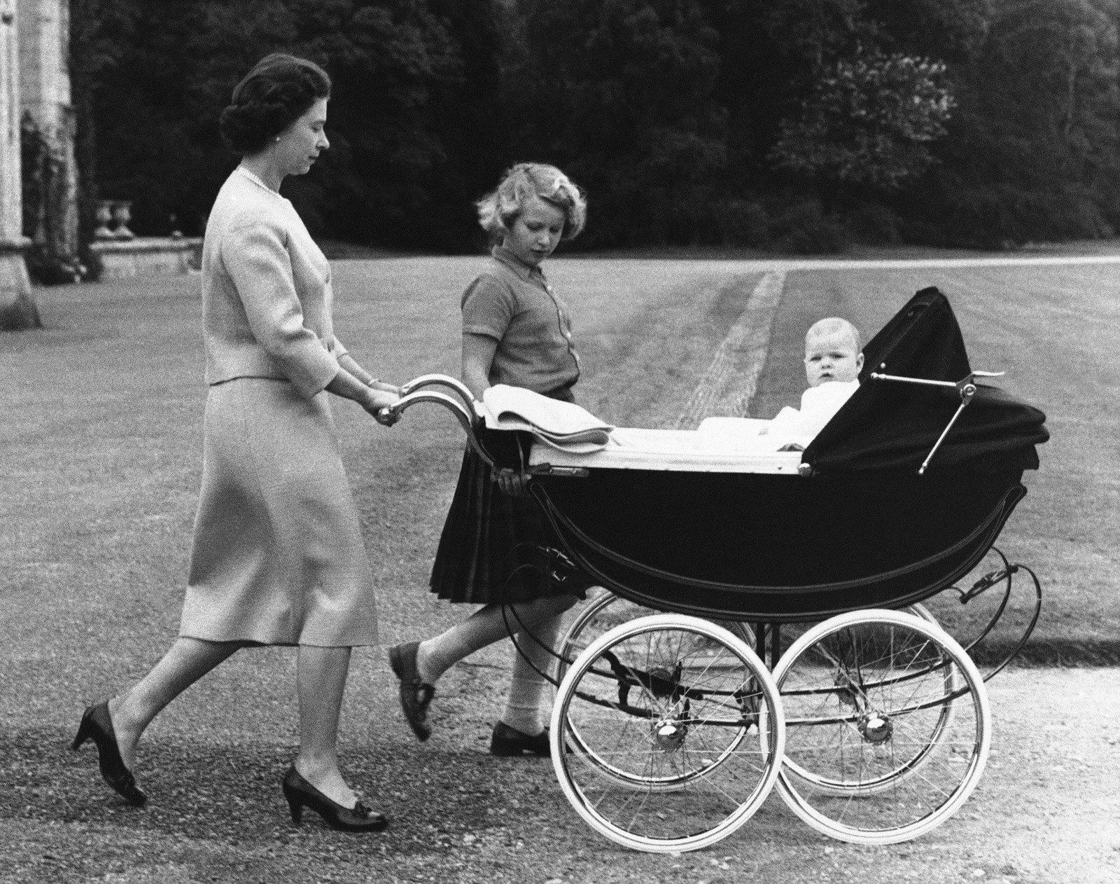 A rainha leva os filhos Anne e Andrew para passear nos jardins do castelo de Balmoral, em foto de 1960. — Foto: AP Photo, File