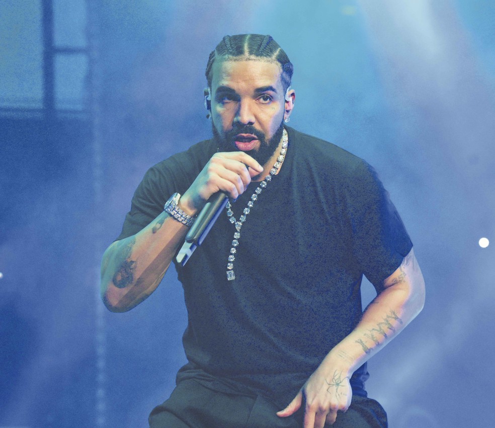 A Universal Music alega que a canção “Heart on My Sleeve” é um plágio dos cantores Drake (foto) e The Weeknd — Foto: Prince Williams/Wireimage