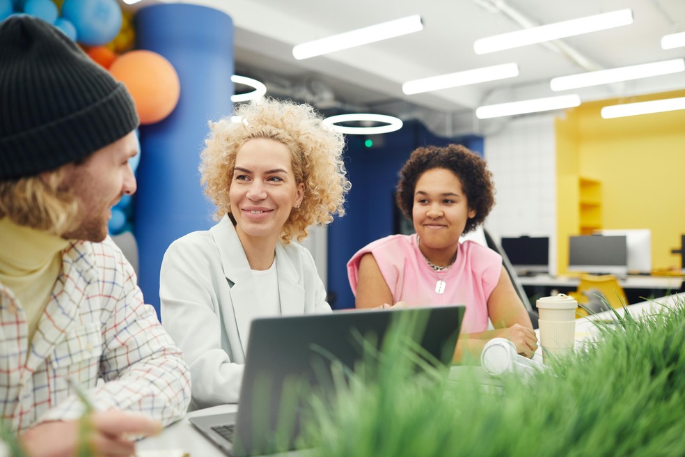 Amazon e Saint-Gobain abrem programas de trainee | Empregos ...