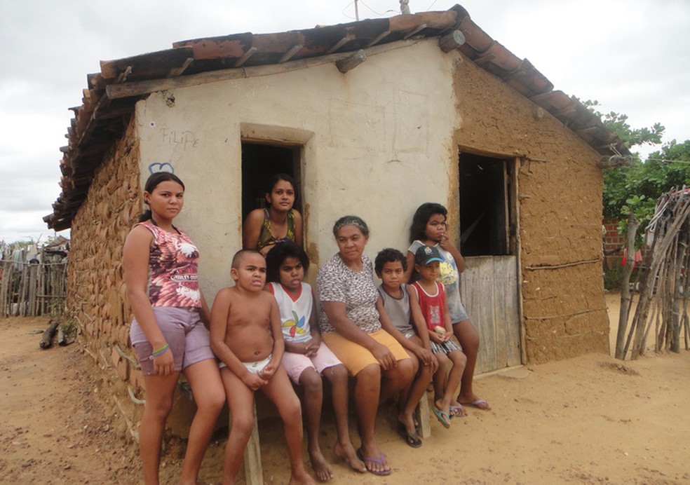 Impasse no Bolsa Família: Maria do Socorro da Silva (4ª a partir da esquerda) tem ajuda da aposentadoria da filha para sustentar família — Foto: Murillo Camarotto/Valor