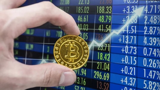 Bitcoin sobe e deve fechar setembro com alta de 4%, voltando aos US$ 27 mil