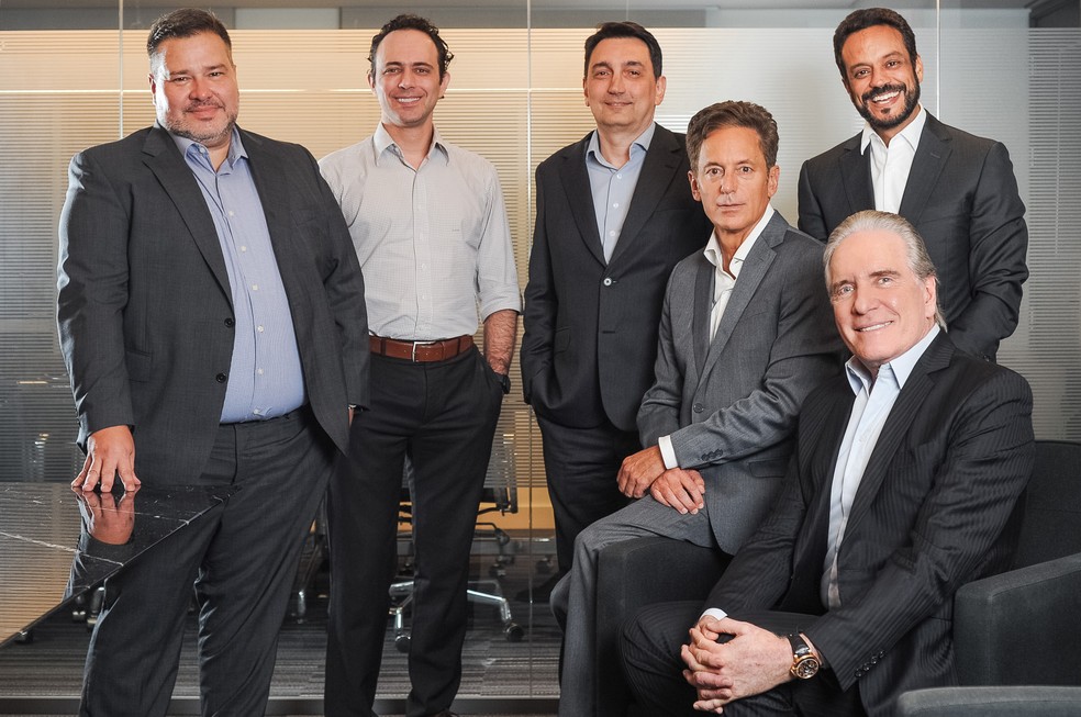Da esq. para a dir.: Passos, Fonseca, Marques, Rosenblit (no braço da poltrona), Prata e Justus (sentado): expansão para alternativos para atrair dinheiro de MFO — Foto: Nilani Goettems/Valor