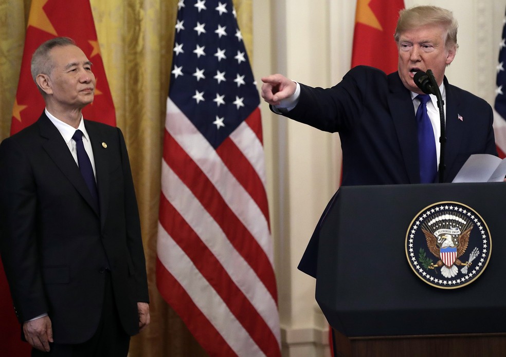O vice-premiê chinês, Liu He, e o presidente Donald Trump anunciaram os principais pontos do acordo na Casa Branca — Foto: Evan Vucci/AP