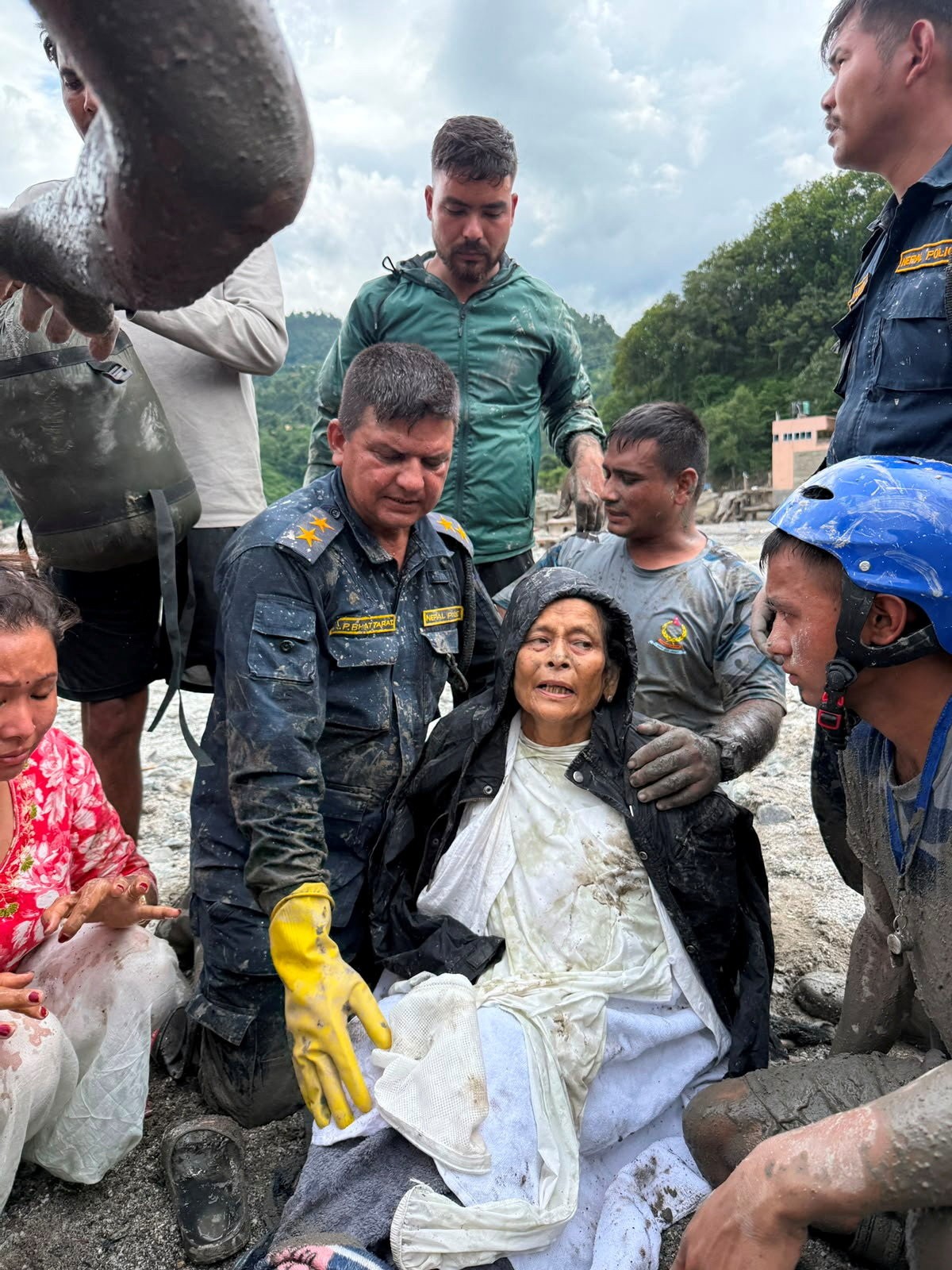 Milagre no Nepal: Idosa sobrevive a enchentes após rituais de luto