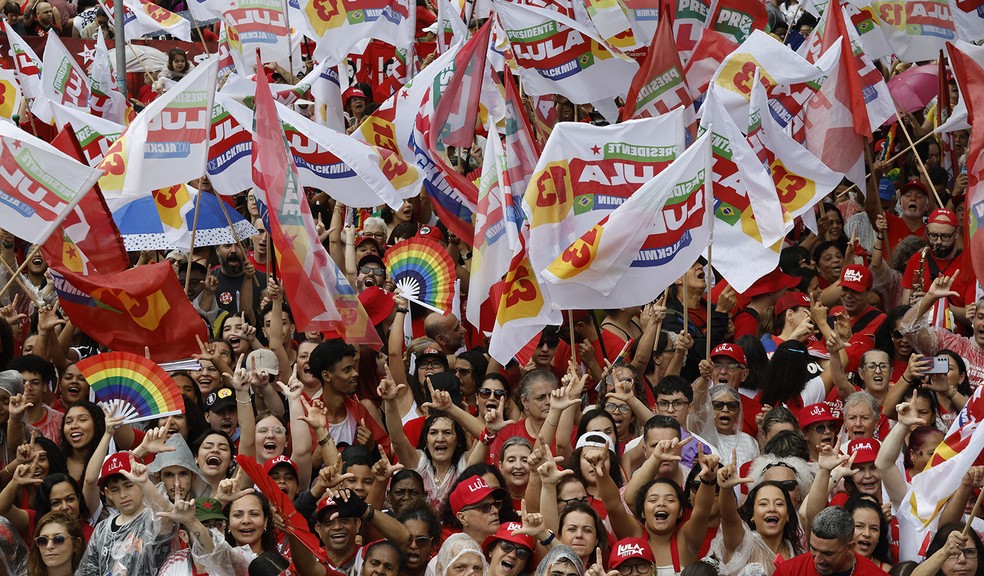 Lula em campanha: petista passou a ouvir jovens com forte presença digital, como a deputada federal eleita Ana Elisa Santos (PT-MG) — Foto: Domingos Peixoto/Agência O Globo —16/10/2026