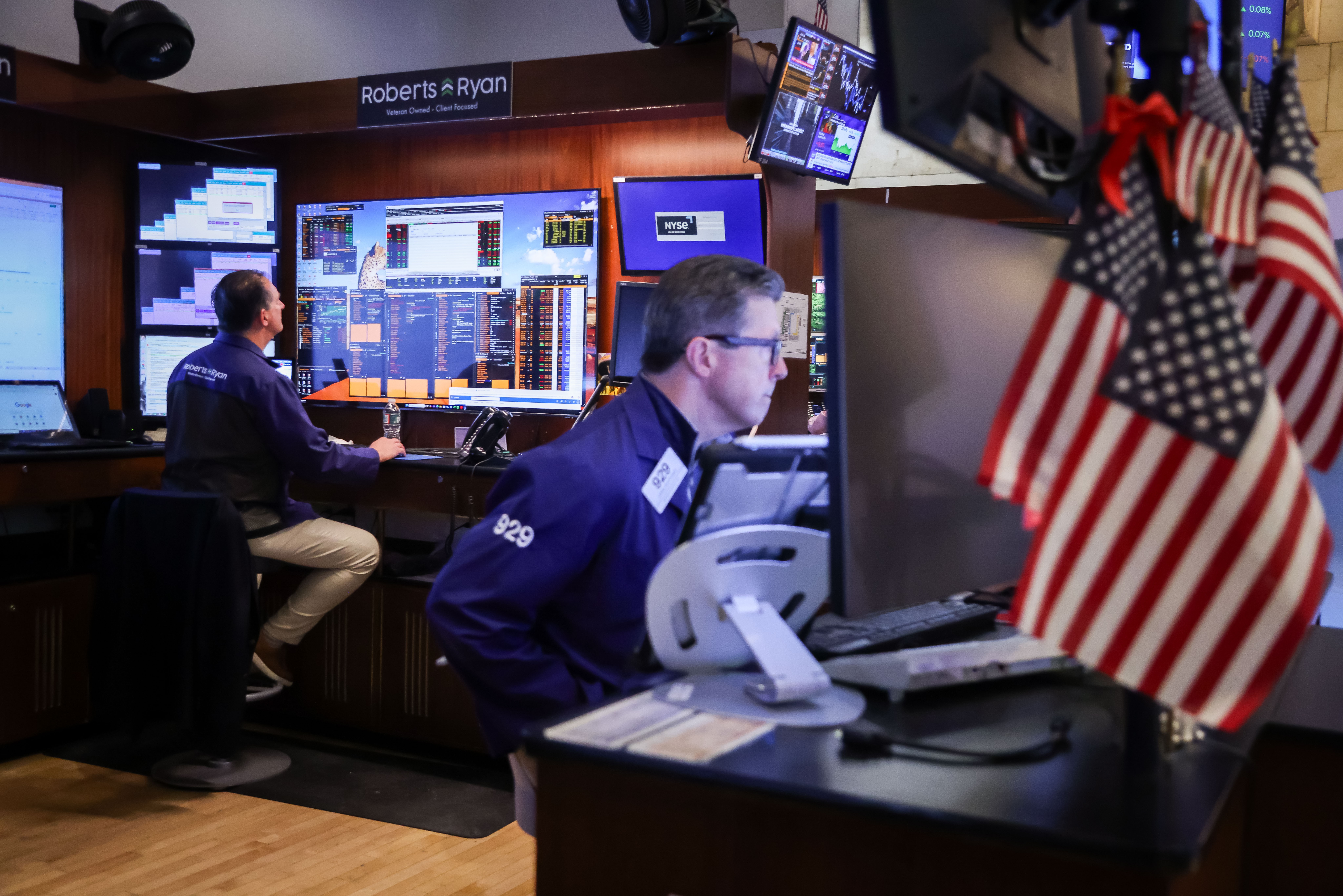 Ibovespa cai e dólar sobe ante real com 'shutdown', dados de emprego nos EUA e cautela local