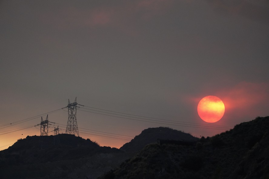 Onda de calor recorde provoca blecautes e ameaça rede elétrica da ...