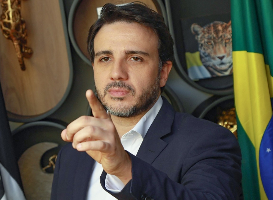 Renan Santos é lançado pelo Missão e ataca Lula, Flávio e outros candidatos - QTU Questões do Universo
