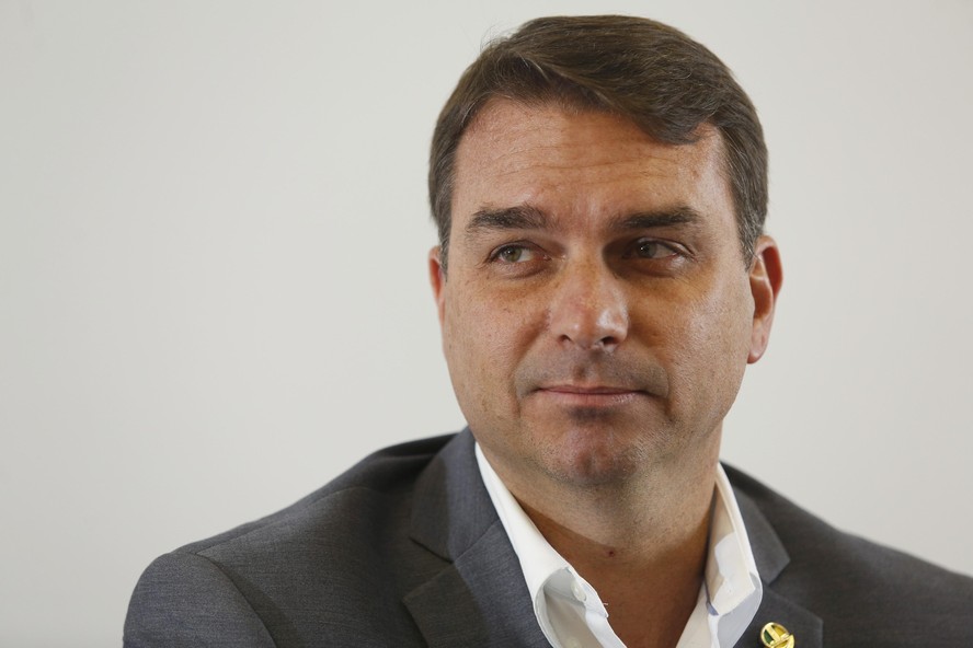 Flávio Bolsonaro considera presentes dados ao pai como 'personalíssimos' e  não vê crime em venda | Política | Valor Econômico