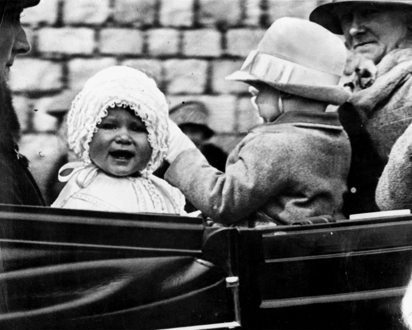 A pequena Elizabeth, com 1 ano de idade, passeia nos terrenos do Castelo de Windsor com o primo, Gerald Lascelles — Foto: AP Photo/Fls/1927, file