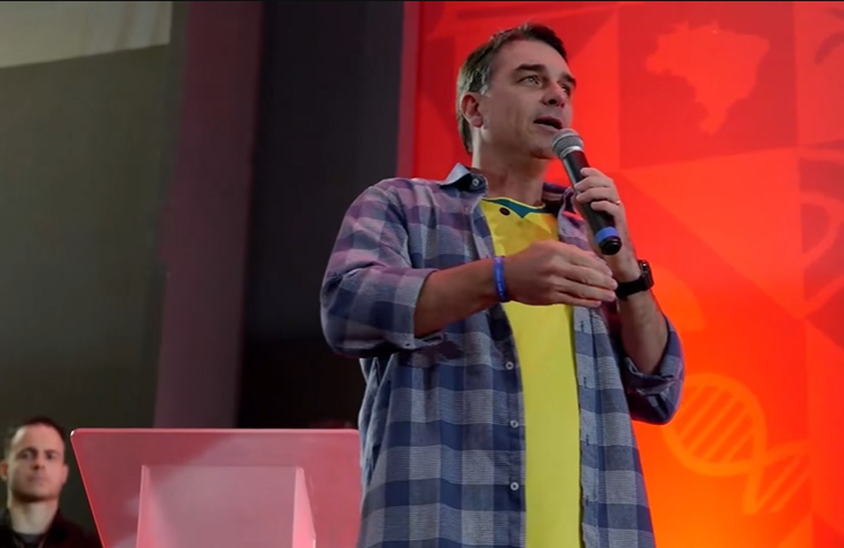 Flávio diz estar 'aberto para conversar' com Michelle, mas pressiona por apoio