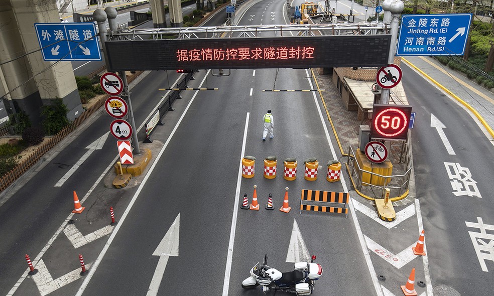 No lockdown em duas etapas, a parte leste de Xangai está sem transportes e com a população confinada desde ontem — Foto: Qilai Shen/Bloomberg