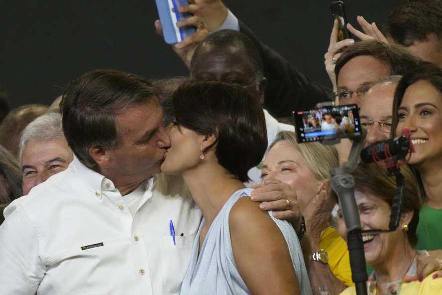 Michelle se esquece de Carlos Bolsonaro, e internet cobra