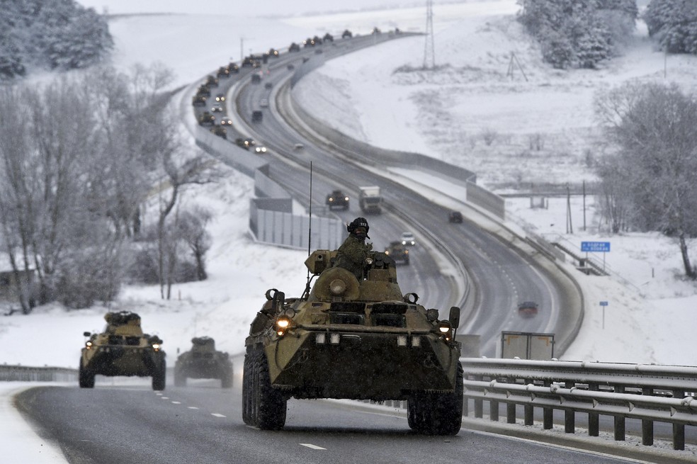 Crise internacional: comboio de veículos militares russos se movimenta na Crimeia; Rússia concentra tropas próximo da Ucrânia — Foto: AP Photo