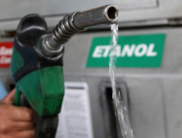 Aumento de etanol na gasolina divide opiniões sobre impacto em carros