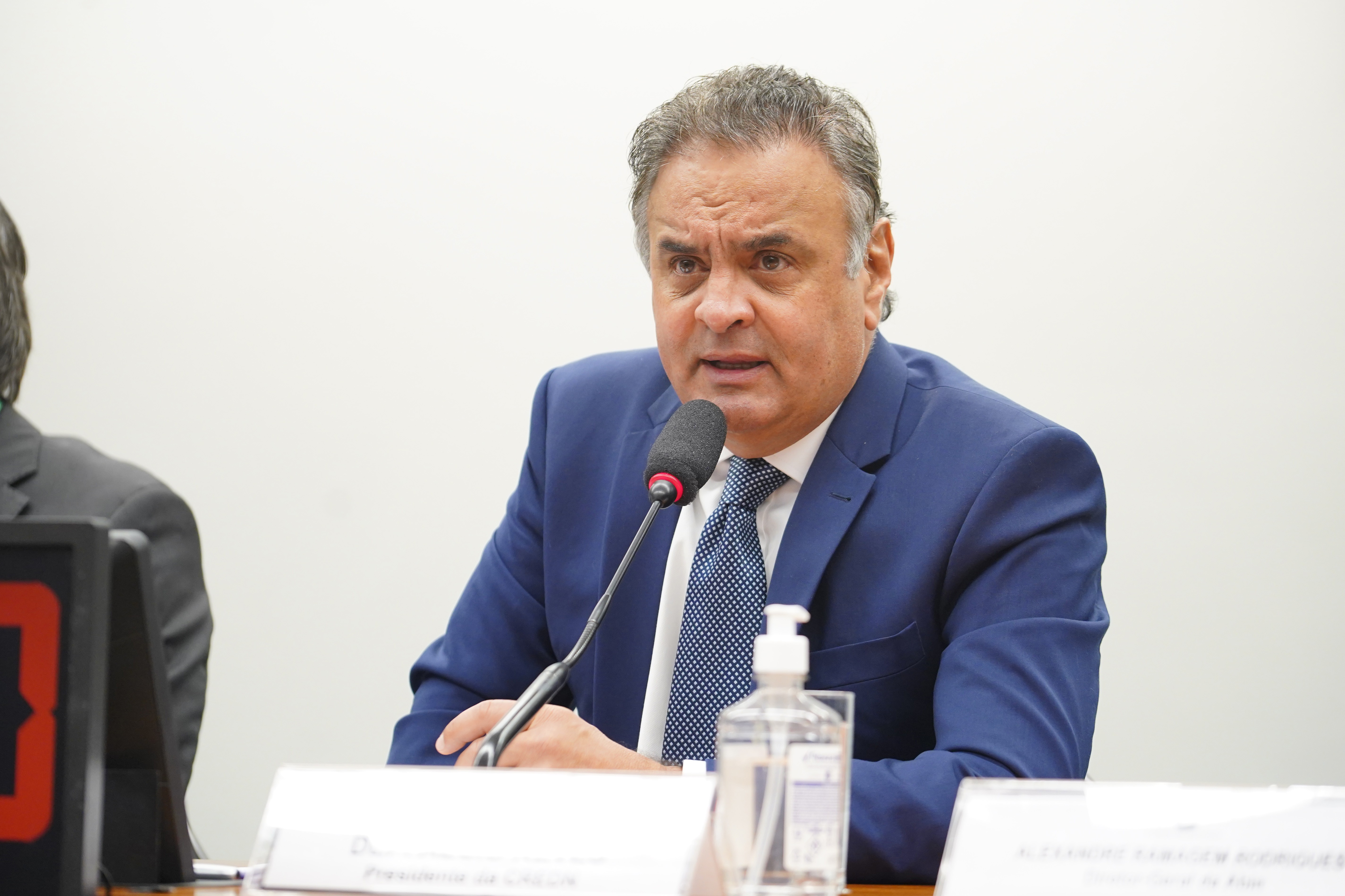 Candidatos da chapa de Kalil renunciam para Aécio ser único postulante ao Senado em MG - QTU Questões do Universo