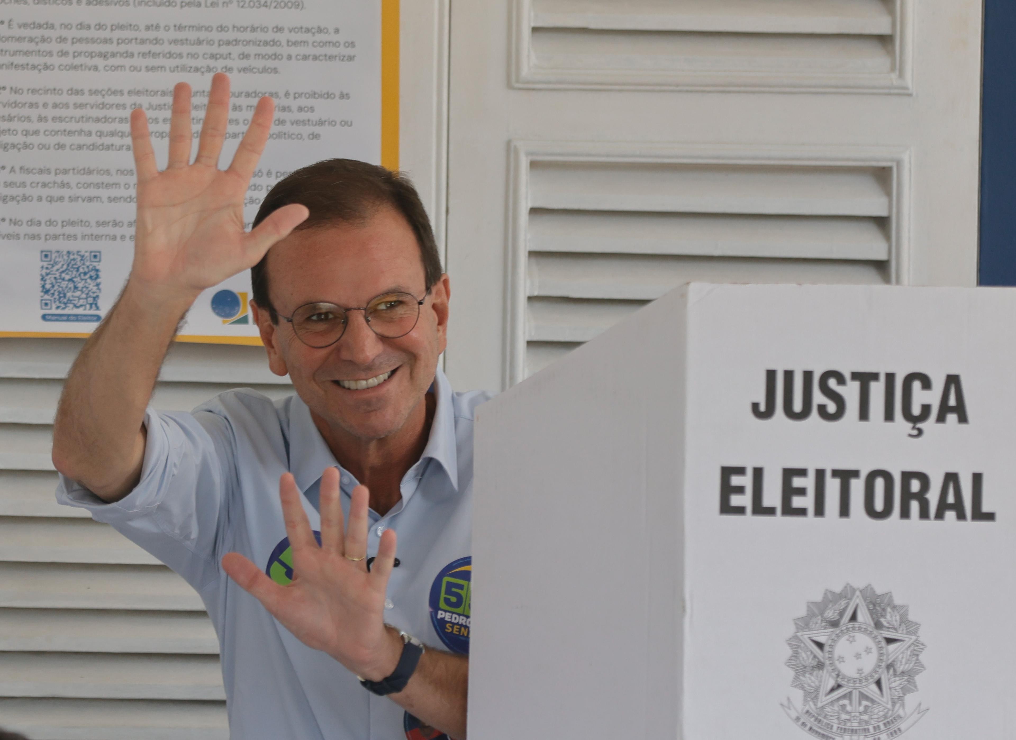 Paes vota no Rio e faz apelo por voto ‘crítico’