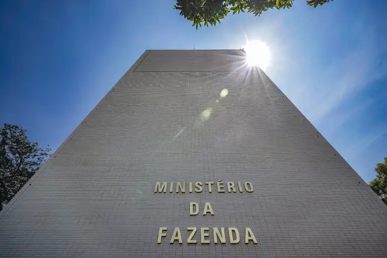 Principal risco ao cenário global de 2025 é aumento do protecionismo nos EUA, diz Fazenda