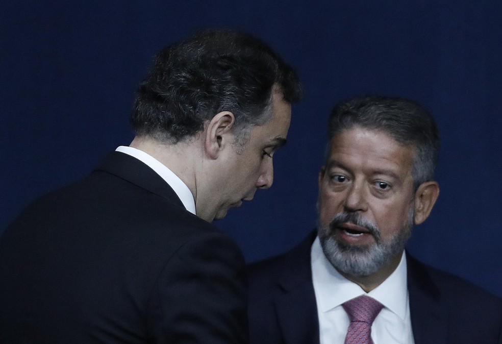 Rodrigo Pacheco e Arthur Lira conversam, durante cerimônia em dezembro de 2023 — Foto: Cristiano Mariz/Agência O Globo