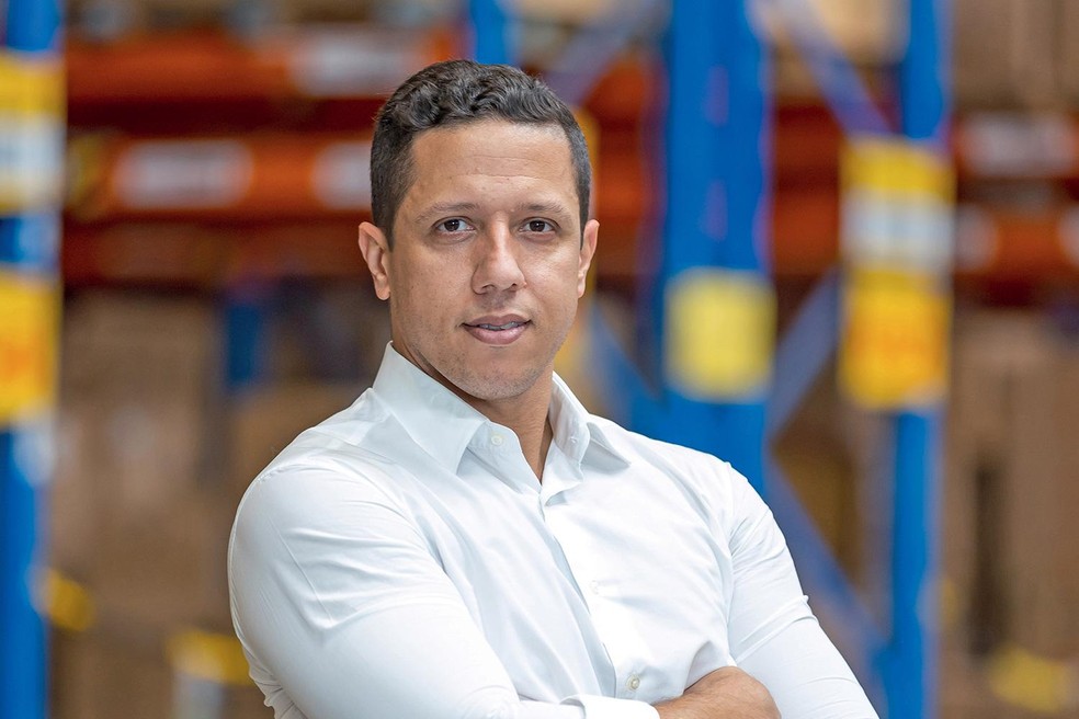 Barrios, da DHL Supply Chain: treinamento com ajuda das plataformas que replicam armazéns — Foto: Marcoflavio/Divulgação