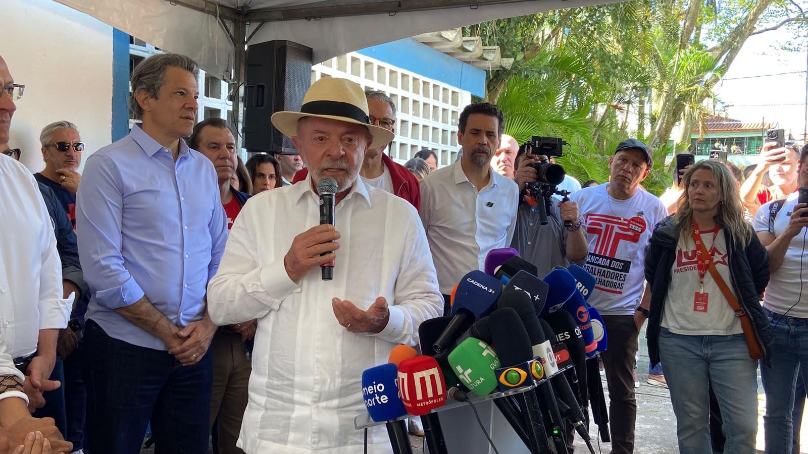 Após votar, Lula minimiza empate técnico com Flávio e diz que pesquisa que vale é a de hoje