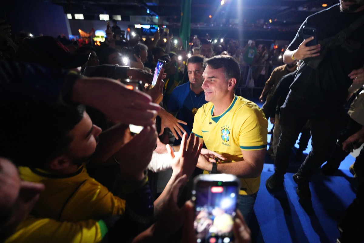 Flávio Bolsonaro defende Neymar e diz que Lula é presidente ‘em modo avião’ | Política