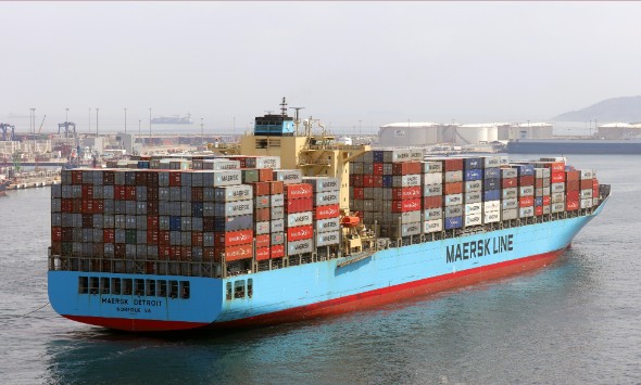 Maersk diz que navio de subsidiária com bandeira dos EUA atravessa Ormuz com escolta americana