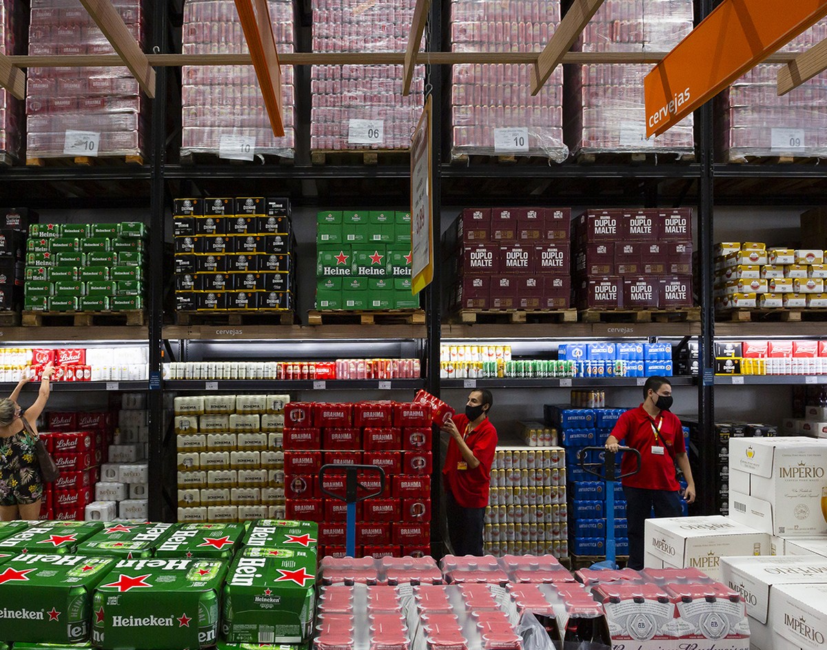 Ambev teve salto de 5% no volume de cerveja no Brasil, com força do premium e Copa | Empresas