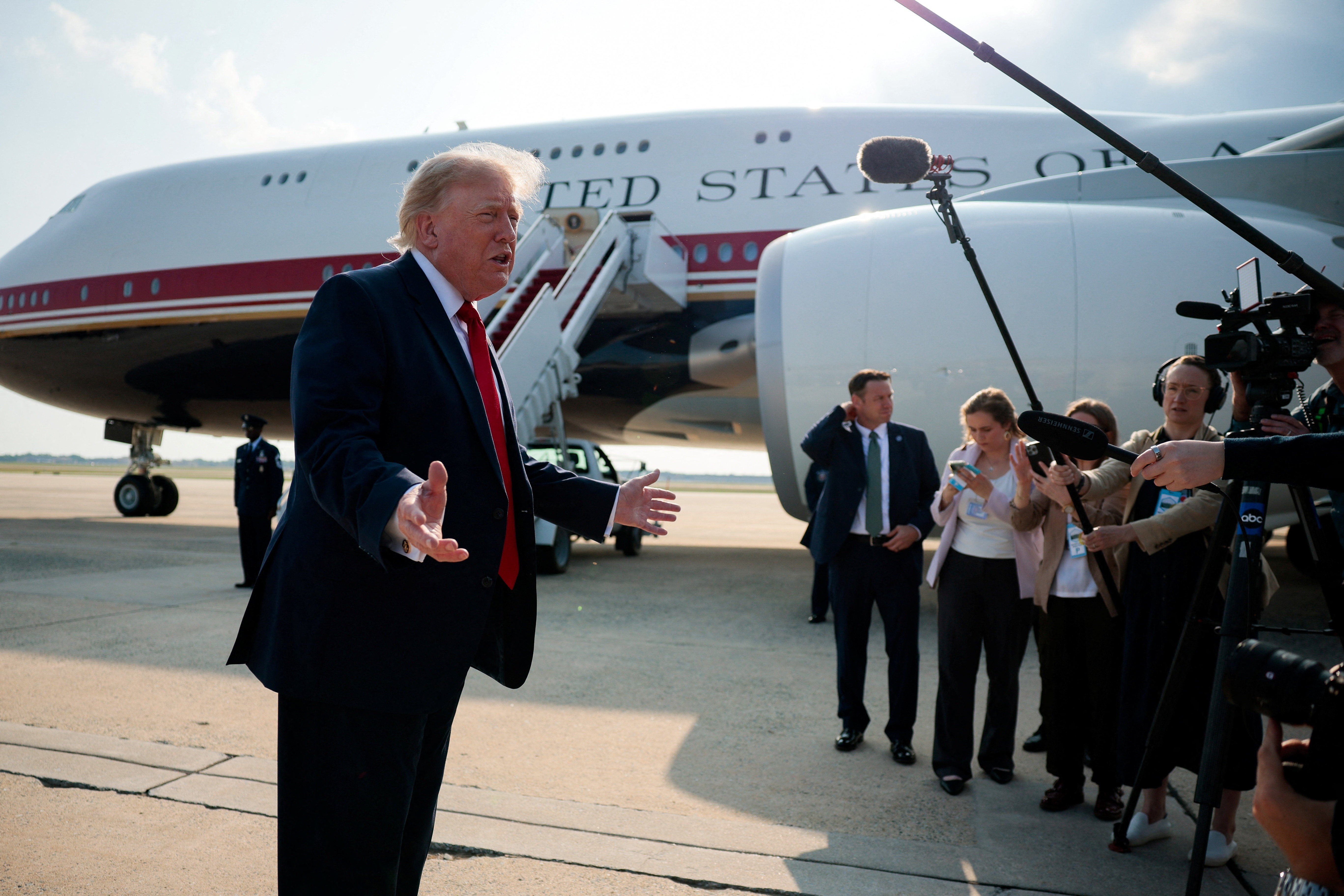 Trump estreia Air Force One presenteado pelo Catar em meio a questionamentos éticos