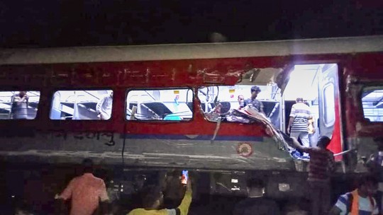 Operação de resgate na Índia vira 'coleta de corpos' após colisão histórica de trens