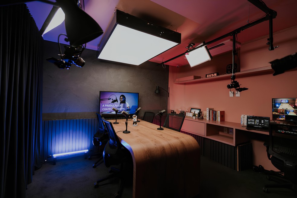 Podcast recording studio shown on Housi Paulista - Photo: HOUSI/DIVULGAção