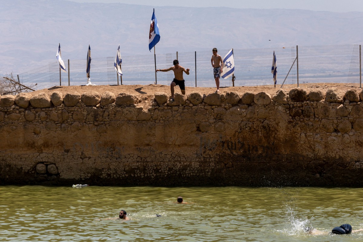 Settlers divert Fasayil spring to fill West Bank pool, cutting off Palestinian farms