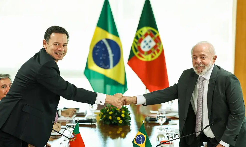 O presidente Luiz Inácio Lula da Silva cumprimenta o primeiro-ministro português, Luís Montenegro — Foto: Marcelo Camargo/Agência Brasil