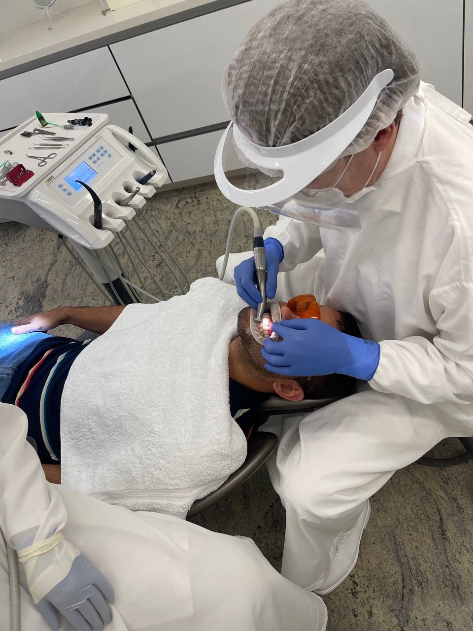 Clareamento dental com facetas em um dia: tecnologia avançada e rápido resultado.