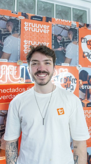 Jovem de 25 anos cria rede social para aproximar pessoas com afinidades em rolês presenciais