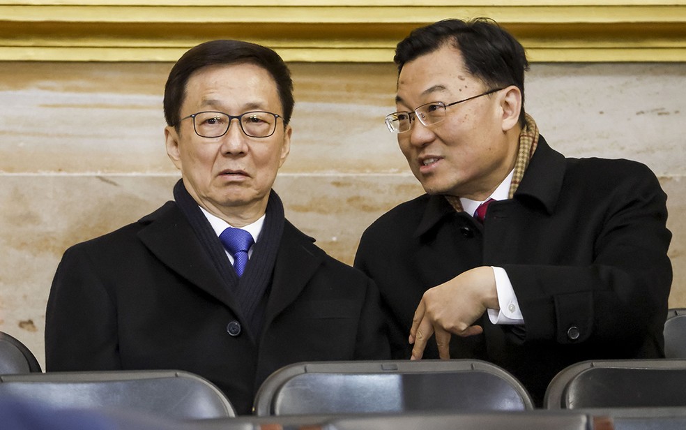 O vice-presidente chinês Han Zheng (à esq.) compareceu à posse de Trump na segunda-feira (20) — Foto: Shawn Thew/AP