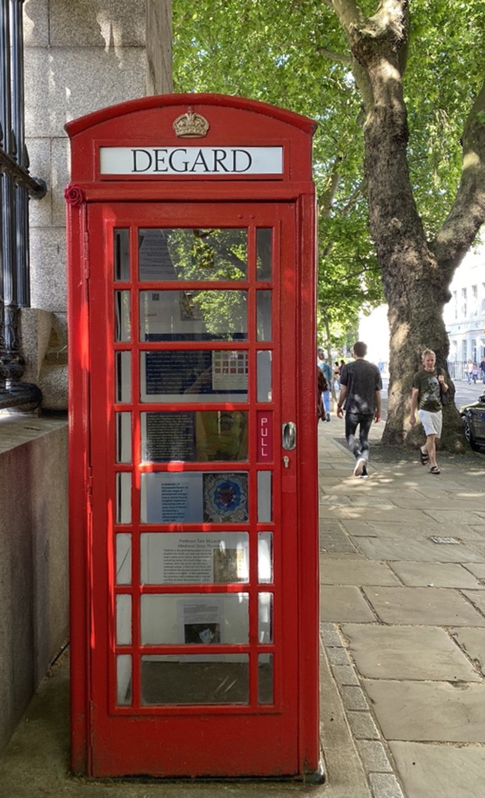 Serviço de tradução de cabine telefônica vermelha em inglês