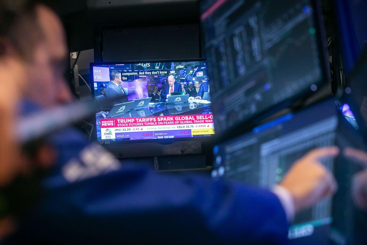 Bolsas de Nova York: PIB em Queda e Guerra Comercial Influenciam Fechamento