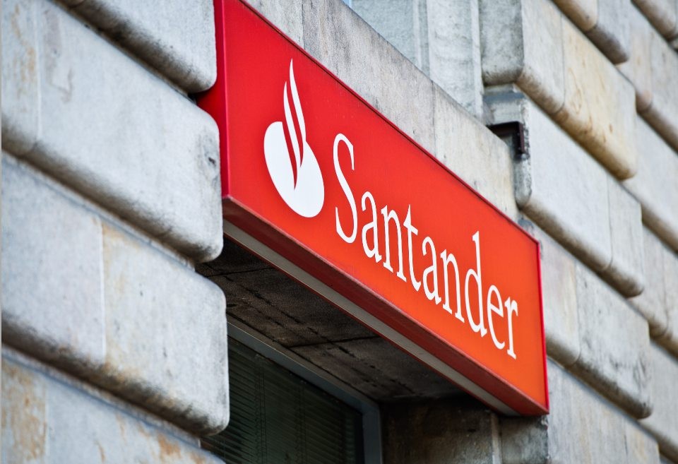 Santander tem lucro líquido de 3,40 bilhões de euros no 1º trimestre, alta de 19% em base anual