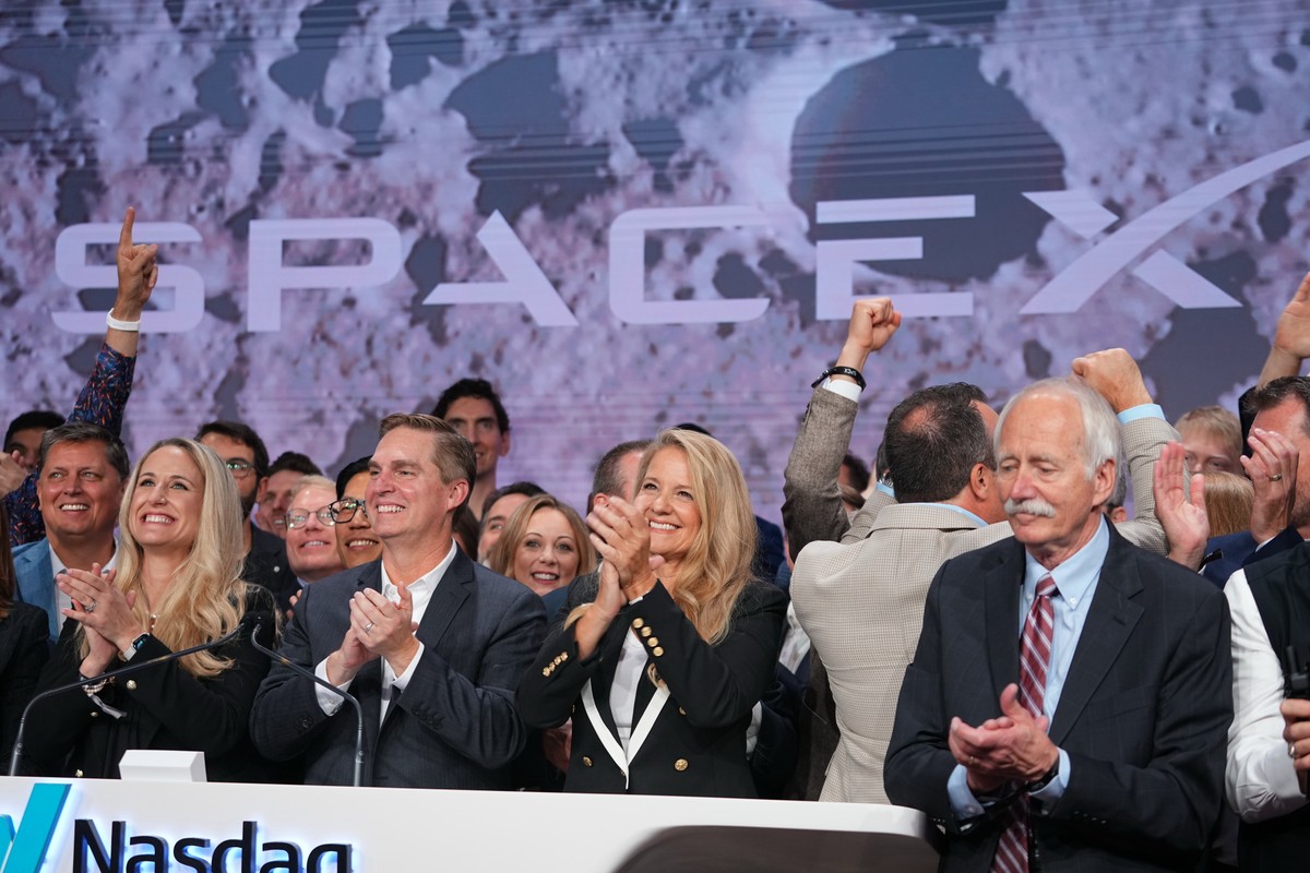 Dom Pérignon e fortunas rolam soltas enquanto Wall Street celebra o IPO histórico da SpaceX