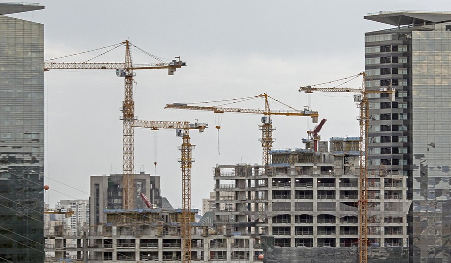Construção de prédio na Vila Gertrudes, Zona Sul.