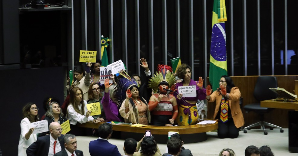 Deputadas protestam contra aprovação do PL 490, que estabelece marco temporal para demarcação de terras indígenas — Foto: Bruno Spada/Câmara dos Deputados