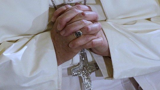 Papa Francisco passou "noite tranquila" no hospital após cirurgia, diz Vaticano